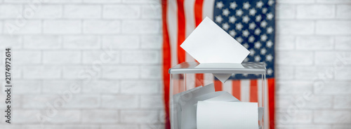 Quadro su tela US election banner with voting ballot entering a transparent voting box, the US flag in the background with copy space, symbolizing American elections and democracy