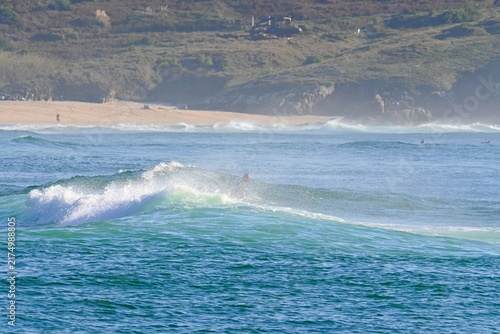 Fotografie A powerful ocean wave with crystal-clear spray, ready for water sports