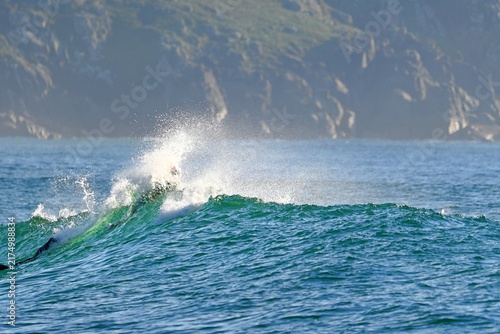 Foto A powerful ocean wave with crystal-clear spray, ready for water sports