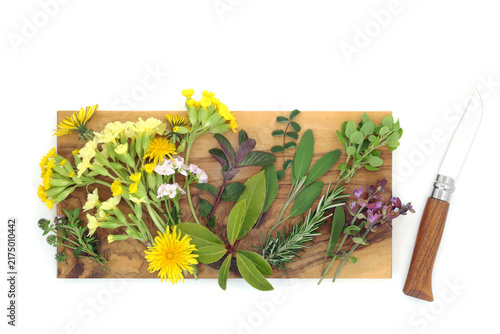 Foto Preparing herbs, flowers for cooking with fresh garden ingredients, olive wood board, cutting knife