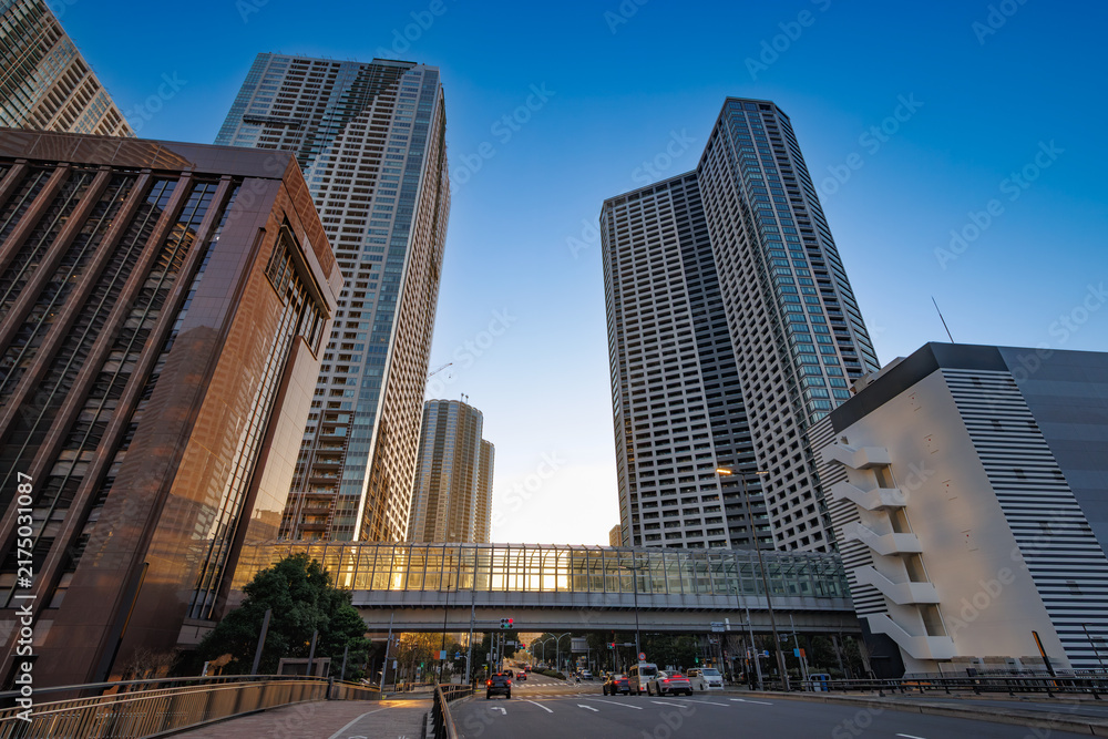 Fototapeta premium 青空に向かってそびえ立つ高層タワーマンションと街並み