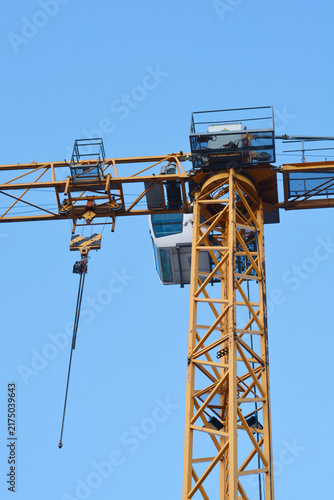 Foto A low angle shot of a yellow construction tower crane showing the cabin and jib