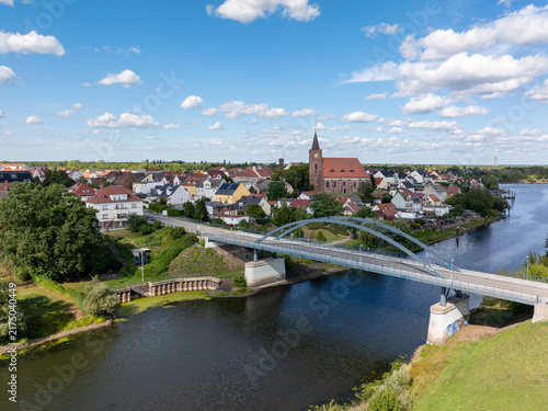 Aussicht über die Oder zur Kirche St. Nikolai in Fürstenberg (Oder) bei Eisenhüttenstadt