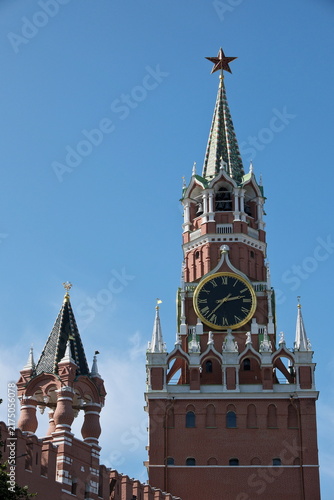 Obraz na plátně Spasskaya Tower of Moscow Kremlin with Red Star and Chimes Clock against Blue Sk