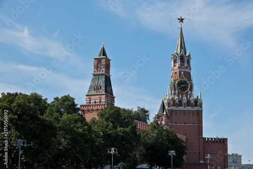 Foto Spasskaya Tower of Moscow Kremlin with Red Star and Chimes Clock against Blue Sk