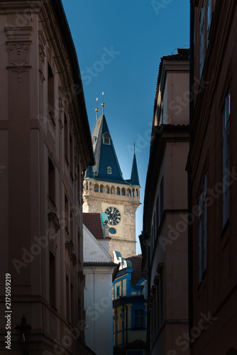 Fotografía Blick durch eine enge Gasse auf den Turm des Altstädter Rathauses in der Altstad
