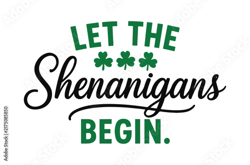 Foto Let the shenanigans begin typography with clover illustration