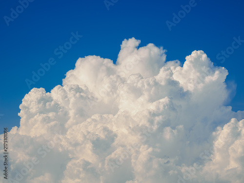 夏の青空に浮かぶ入道雲