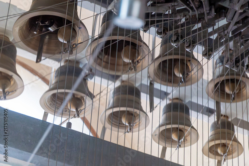 Foto Close-up of massive bronze bells and intricate lever mechanism inside the historic cathedral