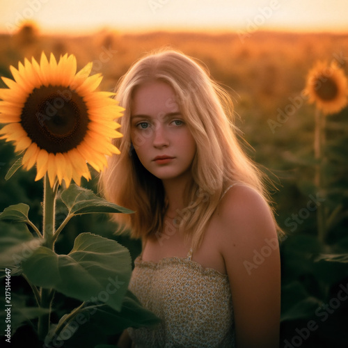 blonde Frau mit Sonnenblumen 2