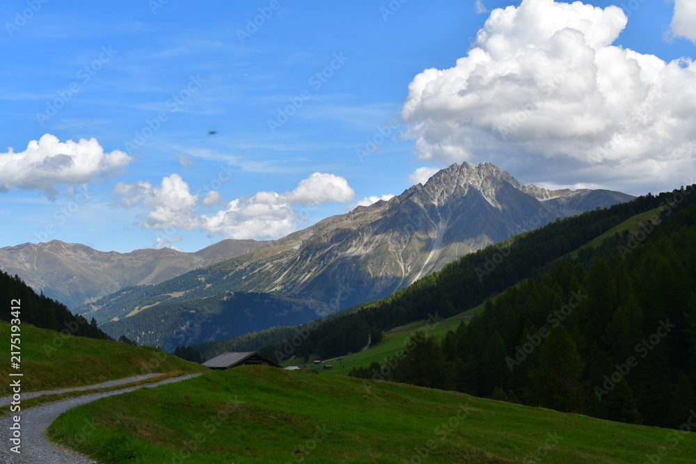 Fototapeta premium Schöne Landschaft im Schliniger Tal in Südtirol schöne Landschaft im Rojental in Südtirol 