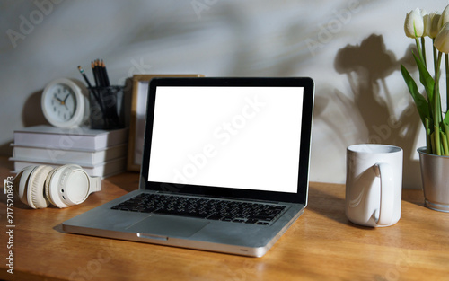 Fotografía Blank laptop screen displayed on a styled modern workspace desk.