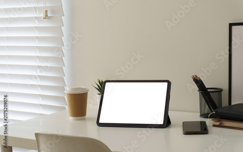 фотографія Blank tablet screen displayed on a clean modern workspace desk.
