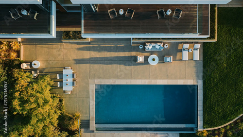 Fotografía Direct top-down aerial view of a modern luxury villa outdoor patio featuring a r