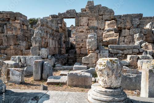 Cuadro en lienzo Roman Architectural Fragments at Ancient Corinth, Greece