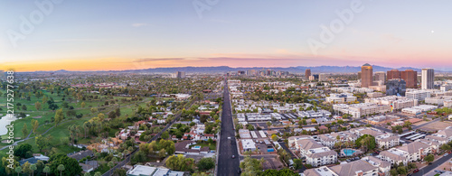 Bild auf Leinwand panoramic aerial view of the phoenix, arizona skyline and surrounding urban sprawl at sunrise, with distant mountains along the horizon