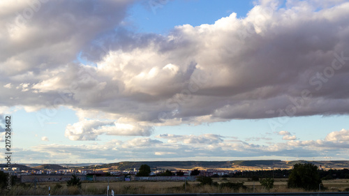 Cielo con grandes nubes blancas sobre terreno llano