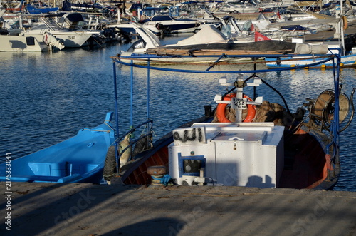 Fotografía Traditional colorful wooden fishing boats moored in the port of Sidi Bou Said, T