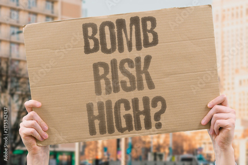 Canvastavla "Bomb risk high?" Unexploded ordnance poses ongoing threat