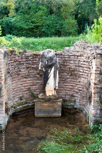 Canvastavla Headless marble statue in a brick alcove at the Sanctuary of Isis in Dion