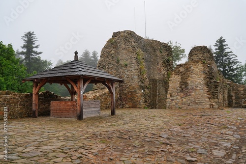 Fotografía Lanckorona is a village in Lesser Poland that has become a tourist attraction for the well-preserved 19th century wooden houses in its center