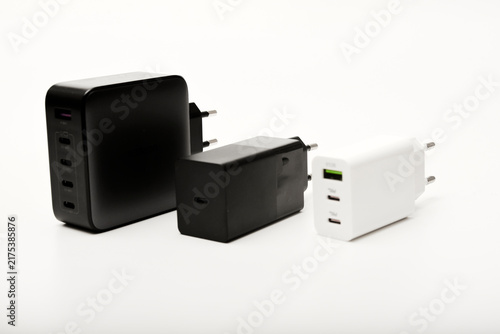 Fotografía Black and white power supplies for mobile devices