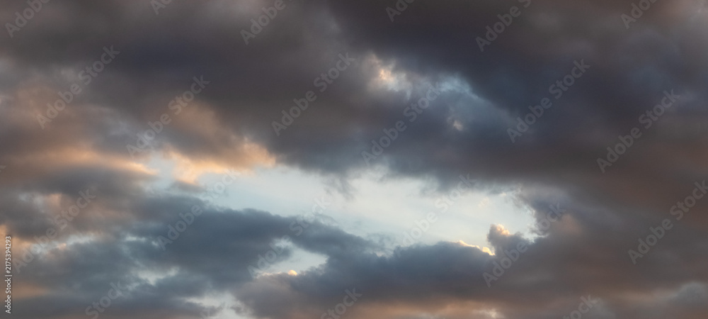Obraz premium Dramatic sky with dark clouds and clearing at dawn
