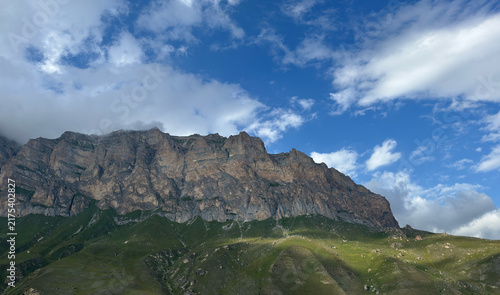 Cuadro en lienzo mountain landscape with clouds