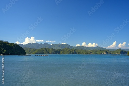 天気の良い日の海と空