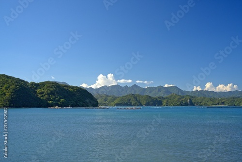 天気の良い日の海と空