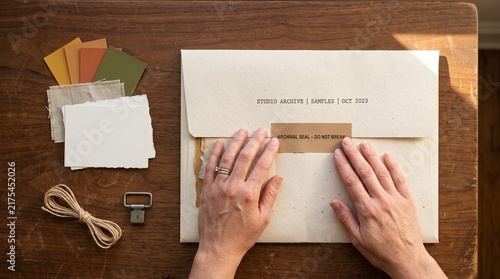 Obraz na płótnie Hands seal an offline archive envelope