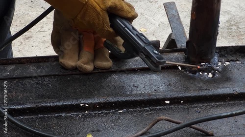 Welding electrode sticking to iron surface due to low amperage setting