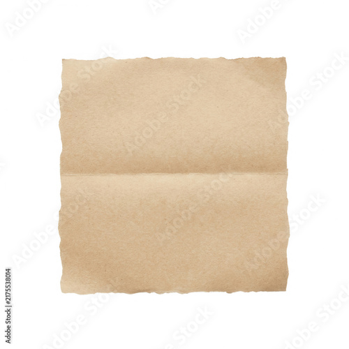 Feuille de papier parchemin ancien avec des bords déchirés et un pli central, isolée sur un fond blanc pour vos projets de design créatif et invitations vintage.