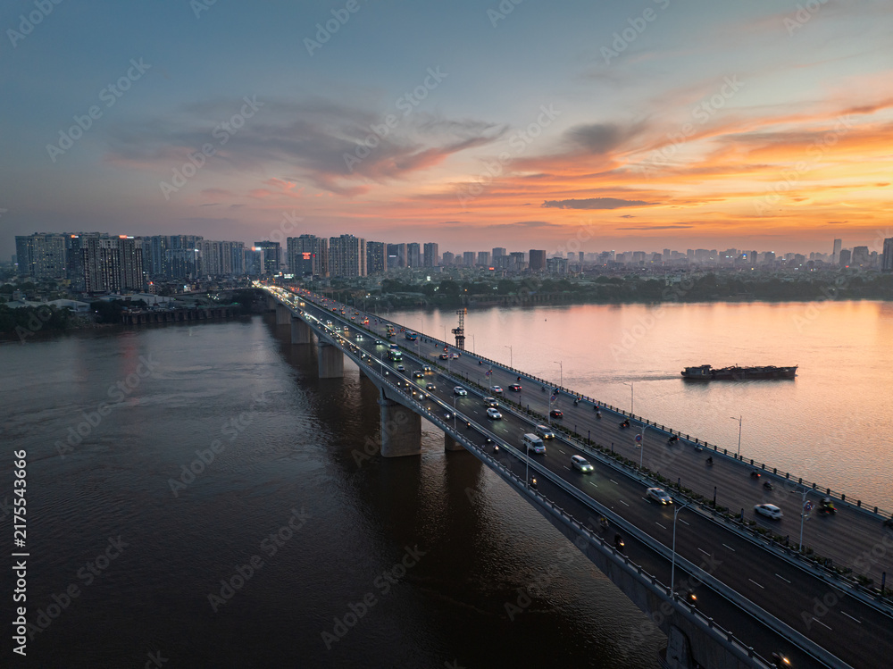Obraz premium Aerial sunset view of Vinh Tuy Bridge over the Red River in Hanoi, Vietnam