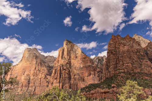 Konstfotografi The Court of the Patriarchs in Zion National Park, featuring three towering sandstone peaks named Abraham, Isaac, and Jacob