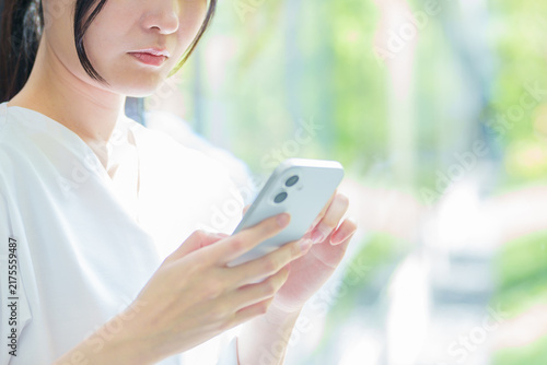 Obraz w ramie スマートフォンを使う看護師の女性の手元