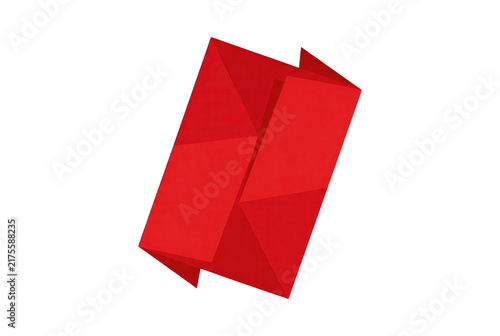 Un sobre de papel rojo brillante plegado y cerrado, aislado sobre un fondo blanco puro, con un diseño minimalista y geométrico, ideal para conceptos de comunicación, correspondencia o mensajes