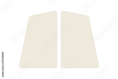 Dos almohadillas de fieltro o parches adhesivos de color beige claro con forma trapezoidal simétrica, aislados sobre un fondo blanco.