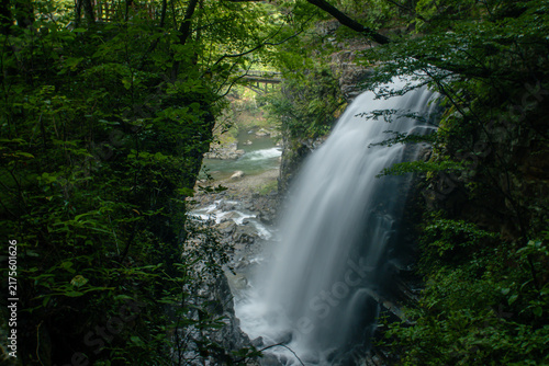 Fotografie 断崖の滝と橋と川の風景－日本、栃木県、日光、龍王峡、鬼怒川、虹見の滝