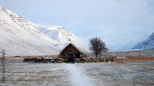 Foto The historic turf church of Grafarkirkja and its circular turf-walled churchyard