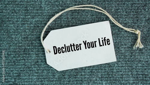Foto Tag the paper with the words Declutter your life