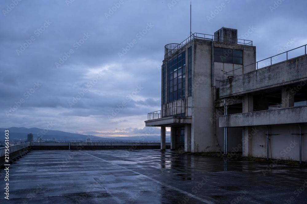 Obraz premium Rooftop of an abandoned Japanese office building after rain