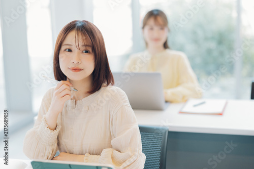 授業中の女子大学生