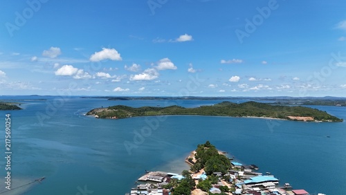 Fotografie Coastal Scenery with Tropical Islands and Azure Waters