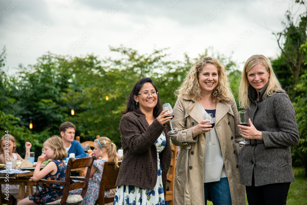 Obraz premium Outdoor gathering with friends smiling