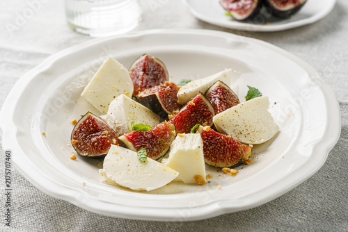 salad with figs and mozzarella