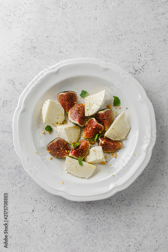 salad with figs and mozzarella