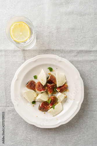 salad with figs and mozzarella