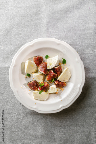 salad with figs and mozzarella