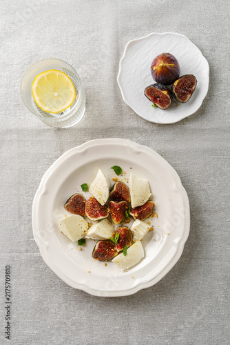 salad with figs and mozzarella